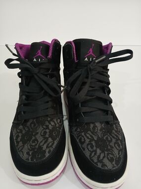 Girls NIKE High-Top Lace-Pattern Sneakers in Black and Purple